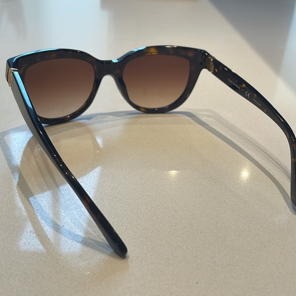 Tory Burch Butterfly Tortoise Brown Gradient Lens Sunglasses with Case- FLAWED - Picture 4 of 9